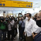 La alcaldesa de Guayaquil, Cynthia Viteri y el presidente de Comité del Bicentenario, Jaime Nebot, en el aeropuerto Jose Joaquín de Olmedo.