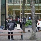 Un hombre protesta ante el Parlamento de La Haya por las medidas aplicadas para frenar los contagios.