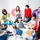 A través de las plataformas digitales, puede ponerse en contacto con mamás de otras partes del mundo