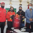 La dirigencia azuaya presentó a Wacho Vera (de negro), pero no podrá contar con él.