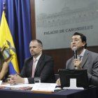 La rueda de prensa estuvo presidida por Caridad Vela, secretaria de Comunicación; Andres Isch, ministro de Trabajo y Diego Andrade, director del INEC.