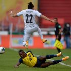 Pervis Estupiñán (en el piso) salió lesionado en el partido donde Ecuador venció 4-2 a Uruguay.         

 FBL-WC-2022-ECU-URU