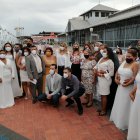 Quince parejas se casaron en la parte exterior del Palacio de Cristal ayer, jueves 15 de octubre de 2020.