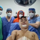 Mauricio con el equipo médico que lo operó.