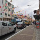 Durán. La calle Sibambe, desde Cuenca hasta el monumento de los caballos, está adornada con 177 hileras de cometas hechas a mano.