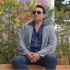 Este hombre de apariencia implacable, ama la buena música y la poesía.