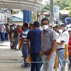 Panorama. Decenas de personas llegan hacia las instalaciones de la CTE, en el centro, para renovar o adquirir su licencia por primera vez.