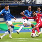 Liverpool y Everton protagonizaron un gran partido, pero en la recta final el VAR saltó al primer plano