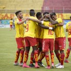 Los jugadores de Aucas festejan el tanto de penal que marcó Víctor Figueroa