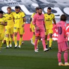 A pesar de la caída del Real Madrid (d), siguen liderando La Liga por las derrotas del Barcelona y el Sevilla.