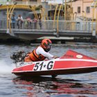 En plena recta los botes pueden alcanzar una velocidad de entre  60 y 80 millas por hora.