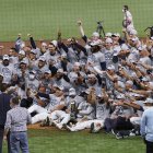 Los Rays de Tampa Bay festejan haber conseguido el trofeo de la Liga Americana de las Grandes Ligas de Béisbol.