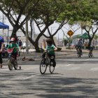 Adultos y niños recorrieron la avenida Isidro Ayora de diferentes maneras.