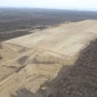 Un aspecto de la pista inconclusa en la zona de Daular. En el terreno del nuevo aeropuerto.