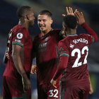 Leander Dendoncker (C) celebra con Willy Boly (I)  Nelson Semedo (D) tras consumarse la victoria sobre el Leeds