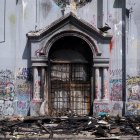 Así amaneció la fachada de la iglesia atacada la noche del domingo por manifestantes en Santiago de Chile.