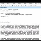 El secretario de la mesa de Fiscalización lee la moción del legislador Dennis Marín y que fue aprobada por mayoría de la Comisión.
