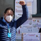 El candidato del Movimiento al Socialismo (MAS), Luis Arce, saluda este domingo luego de votar en una escuela en la ciudad de La Paz (Bolivia).