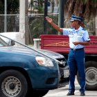 Foto referencial.- Un agente de la ATM guía el paso de los vehículos para aliviar el embotellamiento en una calles de Guayaquil.