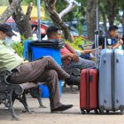 Pasajeros esperan para tomar un vuelo mientras trabajadores del aeropuerto de Santa Cruz realizan una huelga.