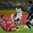 Cuando el marcador estaba 1-0, Adonis Preciado (c) desperdició un mano a mano ante Jorge Pinos. Poco después el panameño Torres tuvo una igual y sentenció el partido.