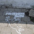 Con esta señal se llama a la paz en los lugares donde hubo muerte violenta.