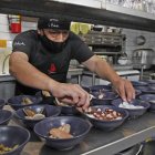 Hasta de Galápagos llegan los ingredientes de la sopa de mariscos.