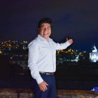 El alcalde de Quito muestra con orgullo una panorámica de la ciudad que lo adoptó.