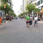 Decenas de personas caminan por la avenida 9 de octubre.