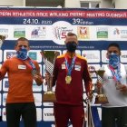 El marchista ecuatoriano (d) en el podio de la prueba Clásica de Dudince, en Eslovaquia, donde fue tercero.