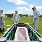 Trabajadores del cementerio Parque de la Paz entierran a un fallecido por covid-19 en el sector de la Aurora.