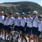 Los ciclistas Angie Luna, Nicole Aguirre, Antonella Maldonado, Marcela Peñafiel, Daniela Andrade, Natalia Vásquez y Dayuma Salcedo, junto a David Tapia (c), artífice del Team LDU.