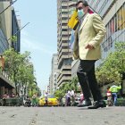 Entorno. En avenidas como la 9 de Octubre transitan decenas de oficinistas que se mezclan entre comerciantes, vendedores informales, entre otros.