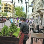 Día. Los trabajadores de restaurantes inician su jornada con las debidas medidas de bioseguridad, como lo han hecho la mayoría de negocios.