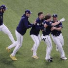 Los jugadores de los Rays de Tampa abrazan a Brett Phillips (segundo desde la derecha), autor del punto definitorio del partido de la noche del 24 de octubre.