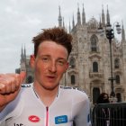 El británico Tao Geoghegan Hart celebra su victoria en el Duomo de Milán.