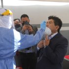 Prueba. El alcalde de Quito Jorge Yunda durante la toma de muestras para una prueba PCR.