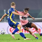 El jugador argentino (d) estuvo alejado del equipo por lesiones, pero ayer reapareció como titular en el partido liguero con el Henas Verona