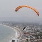 Actividades. En Crucita los visitantes pueden volar en parapentes.