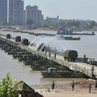 El puente fue construido con el despliegue de barcos ubicados sobre el río Yangrsé.