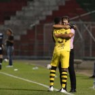 Fabián Bustos y Pedro Pablo Velasco celebran la conquista del triunfo ante Liga de Portoviejo.