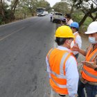 Recorrido. Guillermo Ávalos (d), de Conorte, y Eduardo Falquez, de la Prefectura, inspeccionaron las vías.