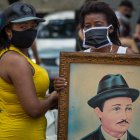Decenas de personas asisten a una ceremonia de exhumación de los restos de José Gregorio Hernández hoy, en las inmediaciones de la iglesia de Nuestra Señora de La Candelaria, en Caracas.
