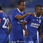 Miler Bolaños es felicitado por uno de sus compañeros tras marcar uno de los goles.