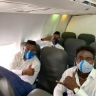 La Tuka Ordóñez (d), delantero de Emelec, muestra su optimismo en el avión antes de viajar hasta Argentina