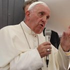 El papa Francisco pide apostar por un laicismo que no excluya la existencia de Dios.