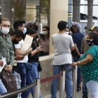 Cientos de personas buscan ser atendidos en el SRI. Están en las afueras de esa institución.