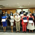 Los rectores de universidades de la provincia de Guayas muestran el certificado de acreditación.