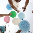 Cita. Un grupo de padres se reunió en el parque Samanes para soltar globos en memoria de sus hijos que fallecieron en el vientre o a los pocos días de nacidos.