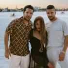 Alejandro y Mauricio junto a Danna Paola.